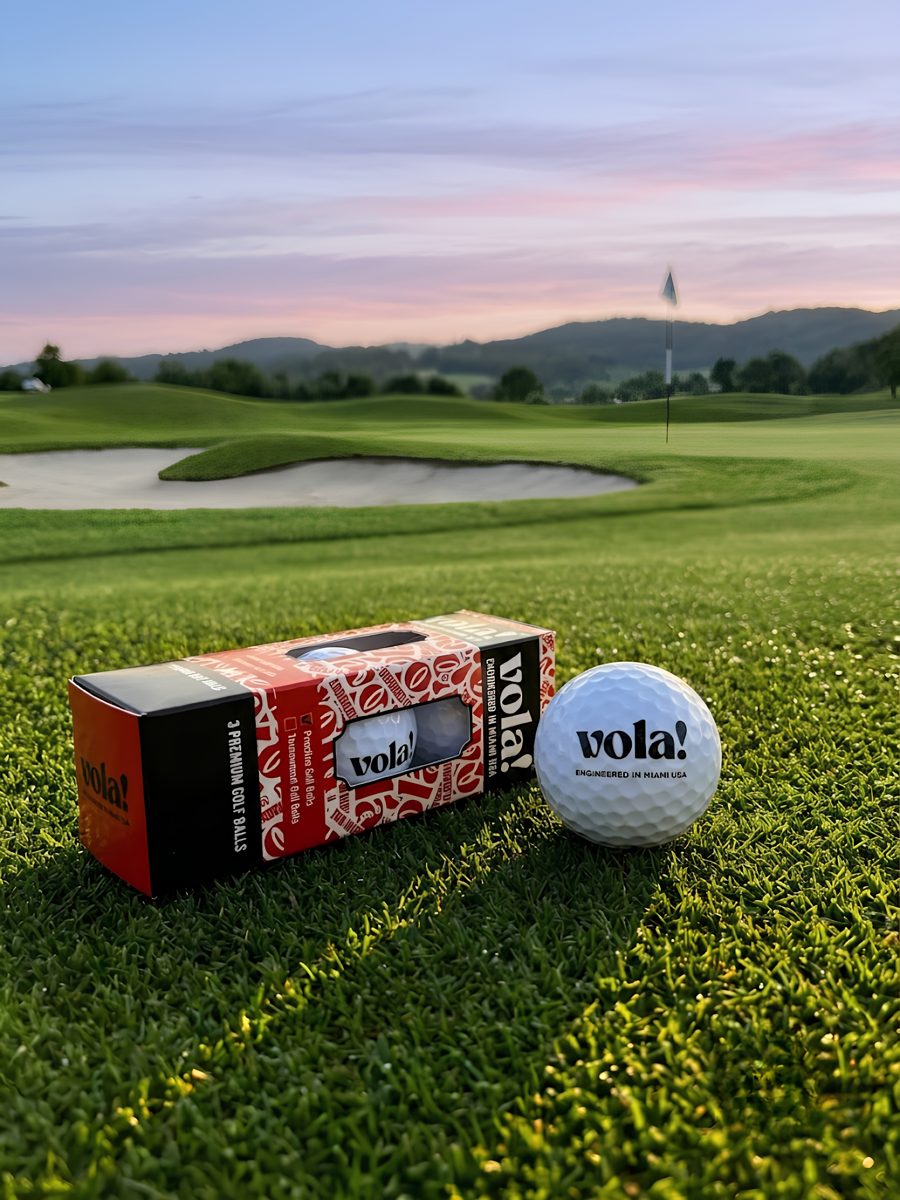 Hộp và bóng golf vola! trên sân lúc hoàng hôn