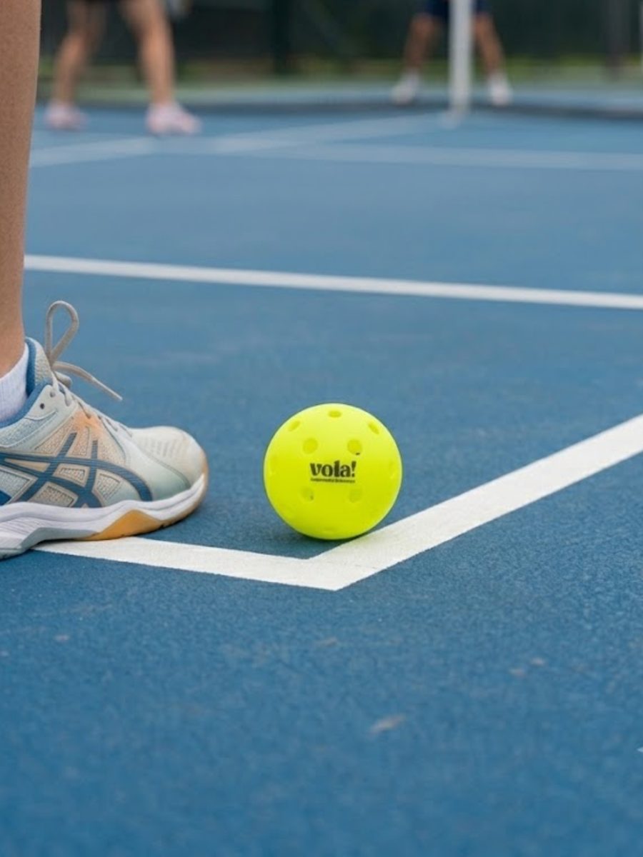 Bóng pickleball vola! trên mặt sân thi đấu